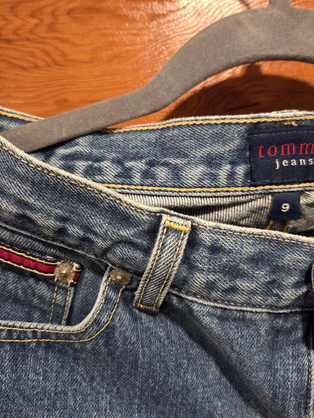 Tommy Hilfiger Relaxed Jeans with Flag Patch (SIZE 9)